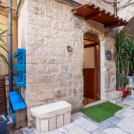 Guesthost - La Casuccia Cosy Flat In Old Center *