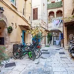 Guesthost - La Casuccia Cosy Flat In Old Center